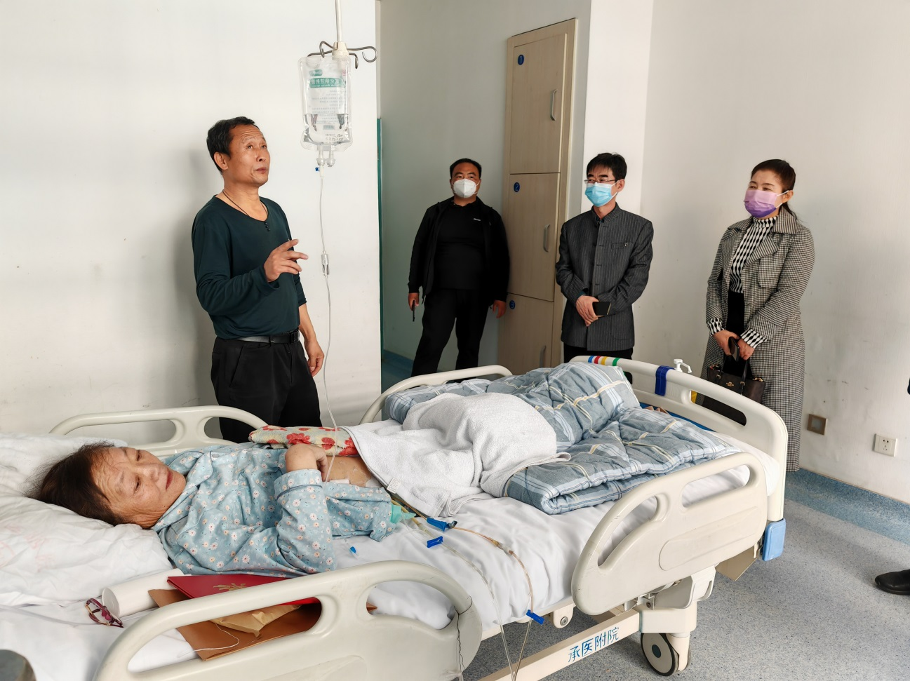 学院代表到医院探望优秀毕业生家属